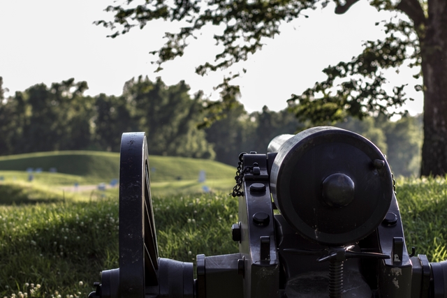 Union cannon aimed at Confederate lines