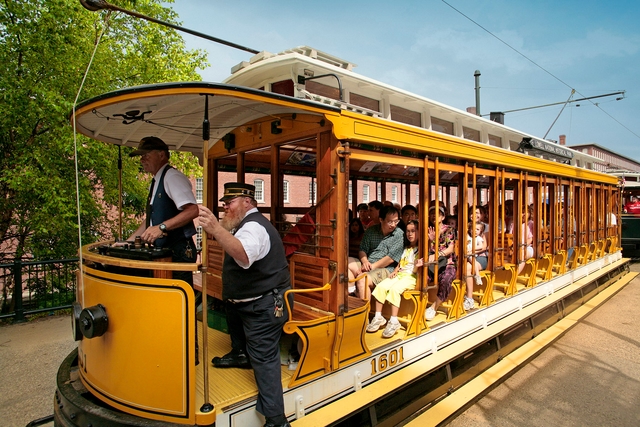 Streetcar guided through Lowell by motormen with lots of passengers