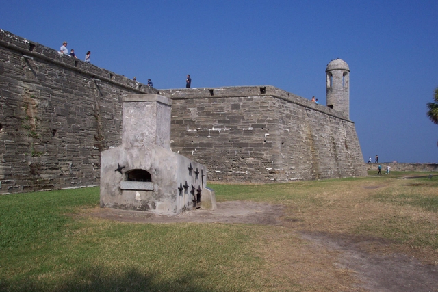 Furnace for heating cannon balls