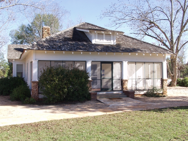 A picture of the front of the home Jimmy Carter lived in as a young boy.