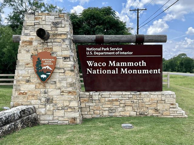 Entrance sign to Waco Mammoth.